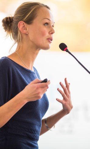 une femme parle en public