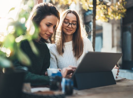 deux femmes travaillent